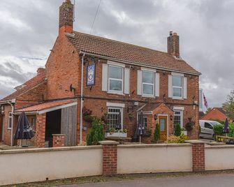 Eyre arms - Rampton - Building