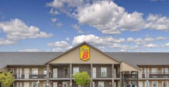 Super 8 by Wyndham Fort McMurray - Fort McMurray - Building