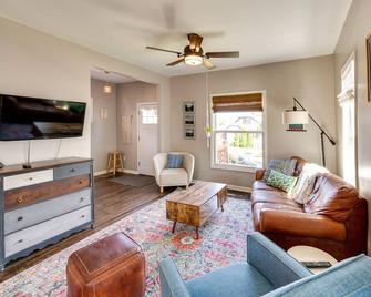 Pet-Friendly Home - 6 Mi to Downtown Milwaukee! - West Allis - Living room