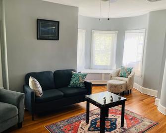 Charming 1br Apartment Near Train Station - Willow Grove - Living room