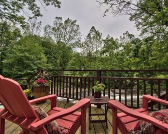 Serene Sanctuary - Pet Friendly Creekside Cabin w/ Fire Pit & Cozy Charm - Canadensis - Balcony