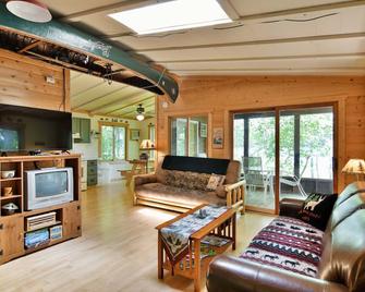 Look No Further, Sunset Retreat Is Your Vacation Spot! - Stone Lake - Living room