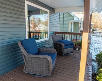 Newly renovated 3-bedroom house in Ashland with WiFi and AC - Ashland - Balkon