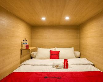 RedDoorz Hostel near Malang Train Station 3 - Malang - Habitación