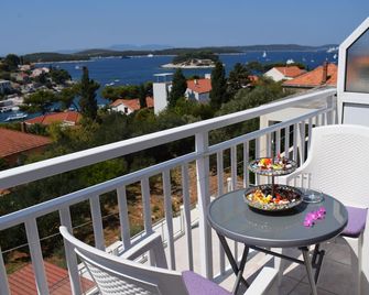 Villa Zorana hostel - Hvar - Balcón