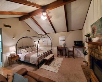 Butterfield Inn Main Street Cottages - Fort Davis - Bedroom