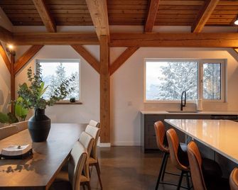 Big Little Cabin - Couples & Families Getaway with Panoramic Views - Golden - Dining room