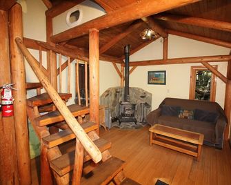 Out 'N' About Treehouse Treesort - Cave Junction - Living room