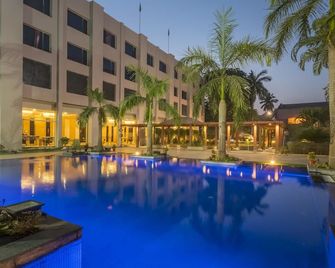 Hotel Hindusthan International, Bhubaneswar - בובנשוואר - בריכה