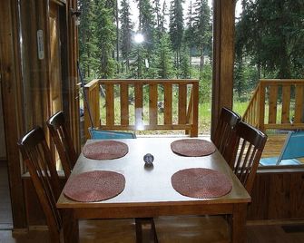 Cozy Cabin In Nimpo Lake on Dean River - Nimpo Lake - Dining room