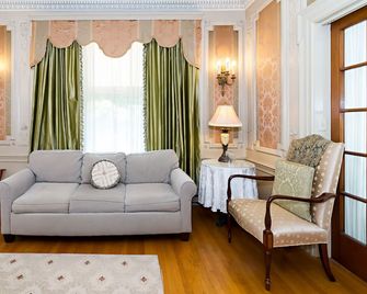 Silver Fountain Inn - Dover - Living room