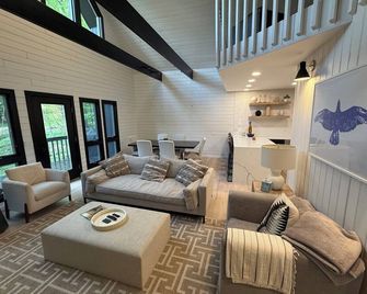 Charming Year-Round Harbor Springs Chalet: Near Nub's Nob, Golf & Lk Michigan - Harbor Springs - Salon
