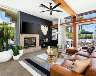 Sunsplash Retreat - Pool with Mountain Views - Palm Springs - Living room