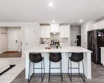 Lions Den -Gym-Dog Friendly- Walkable Community- Close to Monroe and Wingate - Monroe - Kuchyň