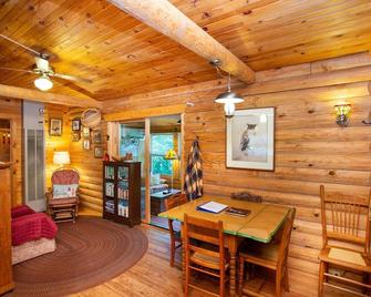 Plover Retreat - Cute Cabin Close to Town, 5 min. from beach - Grand Marais - Comedor