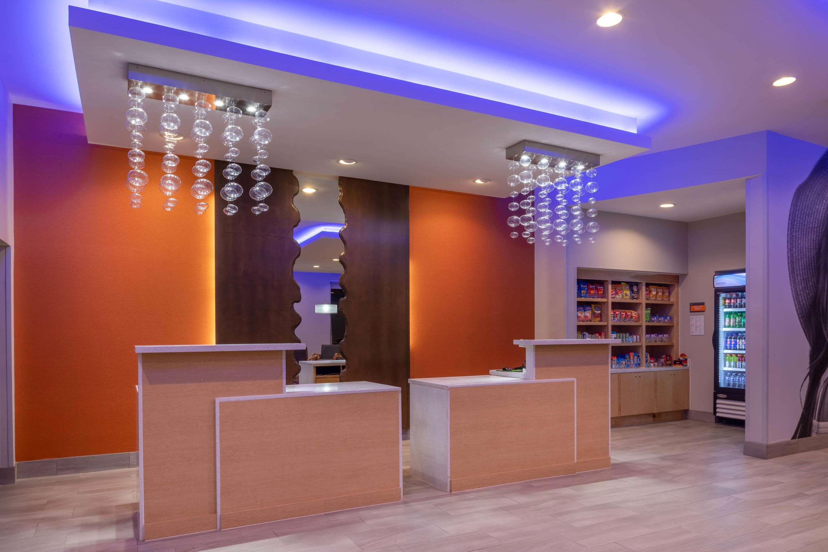 La Quinta Inn and Suites by Wyndham Greensboro Airport - Greensboro - Recepce
