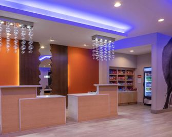 La Quinta Inn and Suites by Wyndham Greensboro Airport - Greensboro - Recepce