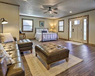 Cozy Fredericksburg Studio Near Wineries! - Fredericksburg - Sala de estar