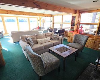 White Mountain Lakefront Retreat - Whitefield - Huiskamer