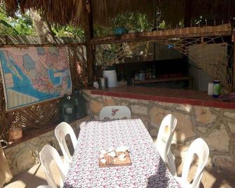 Yaxche Centro Hostal y Camping - Bacalar - Patio
