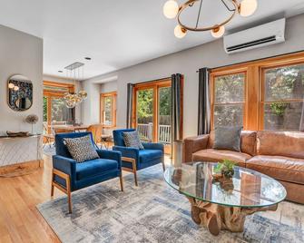 New Vermont Luxury In Woodstock Village: Private Home, Pond & Mountain Views - Woodstock - Living room