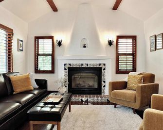 Belmont Shore Coastal Cottage - Cozy Home for 6 - 2 Blocks to Beach - Long Beach - Sala de estar