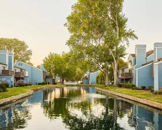 Sleek Foster City 2BR w/ Gym, Pool & W/D, nr San Pedro Sq, by Blueground - Foster City - Pool
