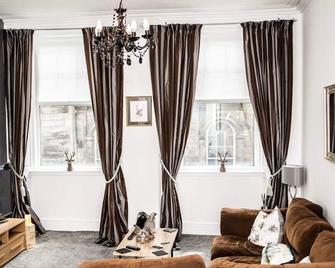 Rose Apartment 2-Bed Town Centre Apartment in Ayr - Ayr - Living room
