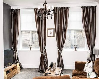 Rose Apartment 2-Bed Apt Sleeps 4 Town Centre Ayr - Ayr - Living room