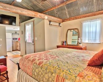 Sunflower Ridge Bungalow - An Outdoor Enthusiasts Wonder - San Marcos - Bedroom