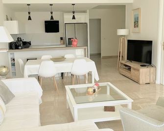 Solezia appartement, piscine et vue mer, by Welcome to Cannes - Cannes