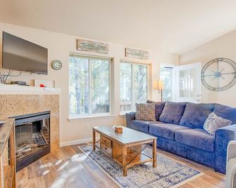 Dog Friendly, Walk to beach/downtown (SandyToes) - Long Beach - Living room