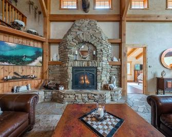 Aspen Creekside Lodge- A Stunning Family And Corporate Retreat\n\n - Markleeville - Living room