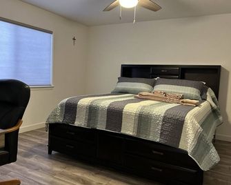 Vacation Home- Close to, Lake, River, Casino, and Desert Fun! - Bullhead City - Bedroom