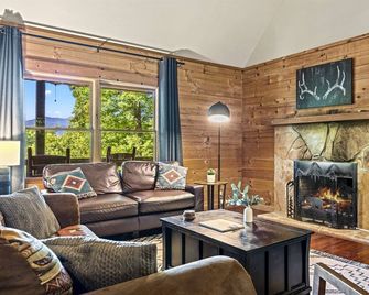 Bryson City Cabin, Game Loft, Hot Tub, Fire Pit - Bryson City - Living room