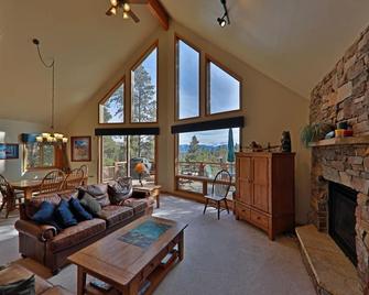 Beautiful Mountain Lodge-Ski,Hike,Bike,Relax-We Are Close to it All! - Tabernash - Living room