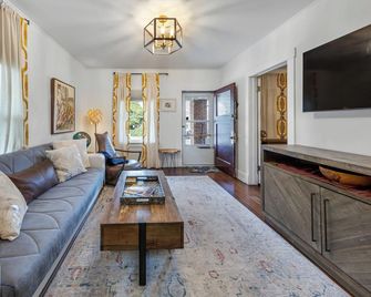Cozy, Quiet 3BR Sugar House Hideaway by Mountains, Wi-Fi & Parking - Salt Lake City - Living room