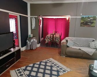 Karoo Refresh Cheerful 2 Bedroom House - Oudtshoorn - Sala de estar