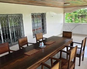 Deux-Palmes-Kribi, proche de la plage, confortable et adapté aux familles - Kribi - Salle à manger