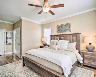 Chic Townsend Condo with Saltwater Pool! - Townsend - Bedroom
