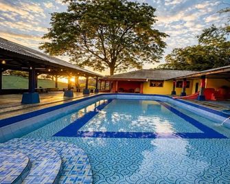 Cozzy Pesona Wisata Alam Ciparay Endah - Bogor - Piscina