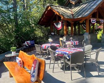 Lopez Legacy Lodge overlooking the beautiful San Juan waters! - Lopez Island - Patio