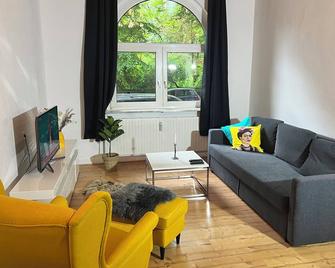 Casa Luna 6 min Hbf , Erdgeschosswohnung ,Altbau - Duisburg - Wohnzimmer