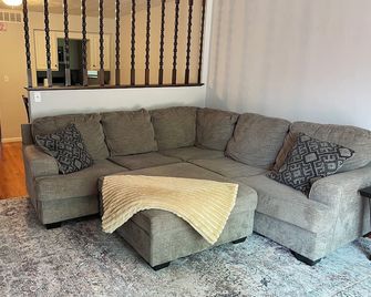 Charming 2-story apartment in wonderful Jefferson City with WiFi, AC - Jefferson City - Stue