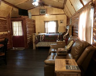Cozy Cabin Rental on Vineyard in Allen, Oklahoma - Atwood
