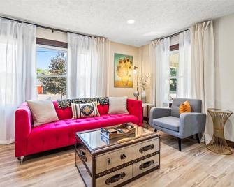 Downtown Zen - Central Location in Centerville, OH - Centerville - Living room