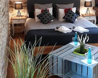 We, Nancy, Steve and Yarno, welcome you at our Bed and Breakfast. - Correze - Chambre