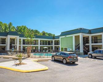 Quality Inn & Suites At Six Flags - Austell - Building
