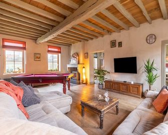 Riding School Farm Stay - Sint-Truiden - Living room