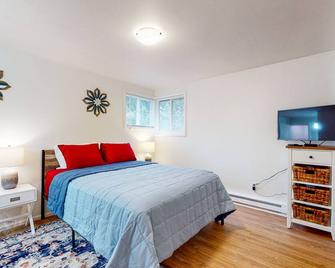 Split-level home with 2 fireplaces & backyard - near downtown & Lake Whatcom - Bellingham - Bedroom
